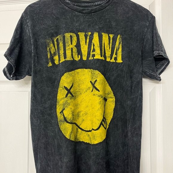 NIRVANA Tops - NIRVANA Black and Yellow Short Sleeve Tee